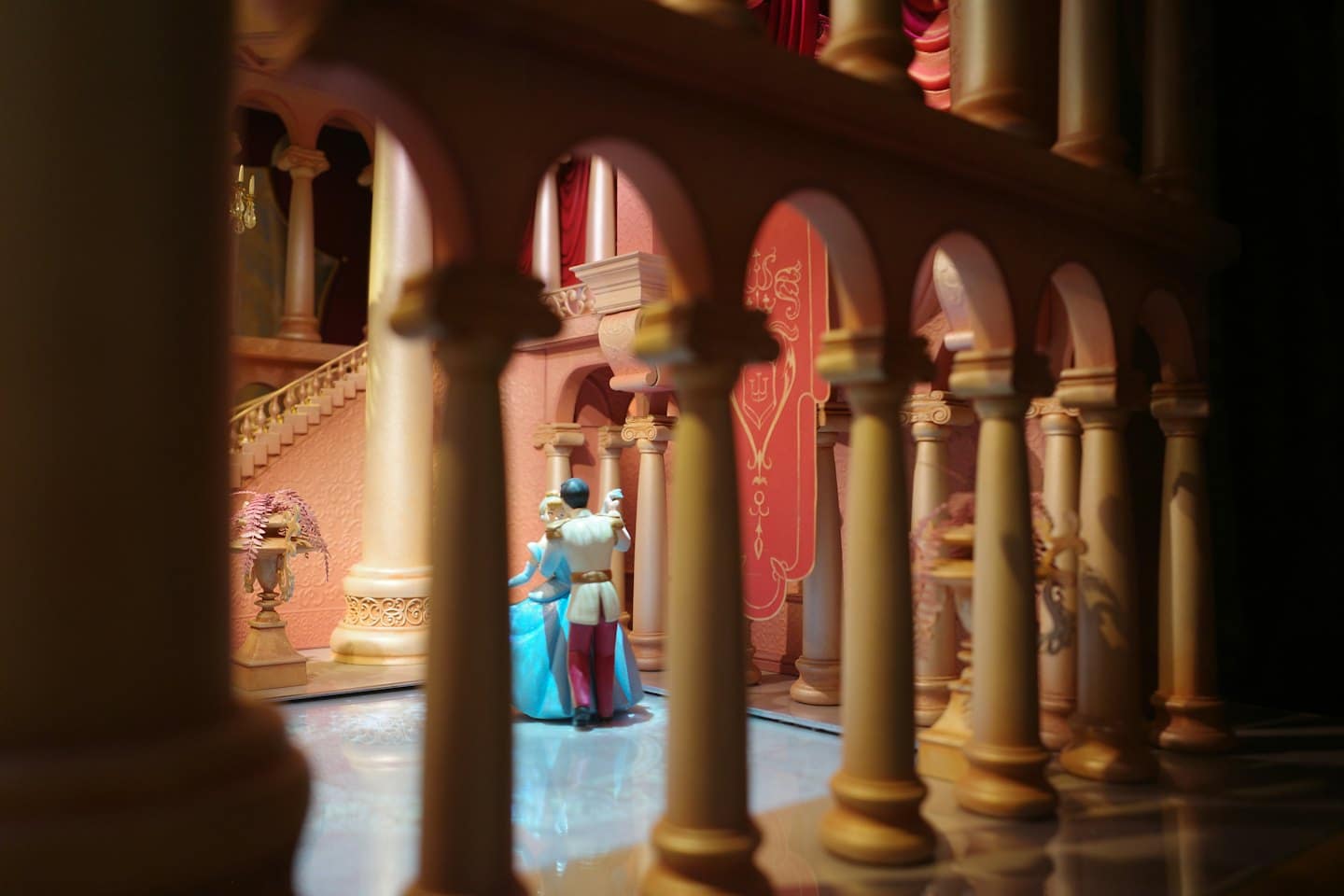 Due minuscole figure danzano insieme in una sala da ballo in miniatura.