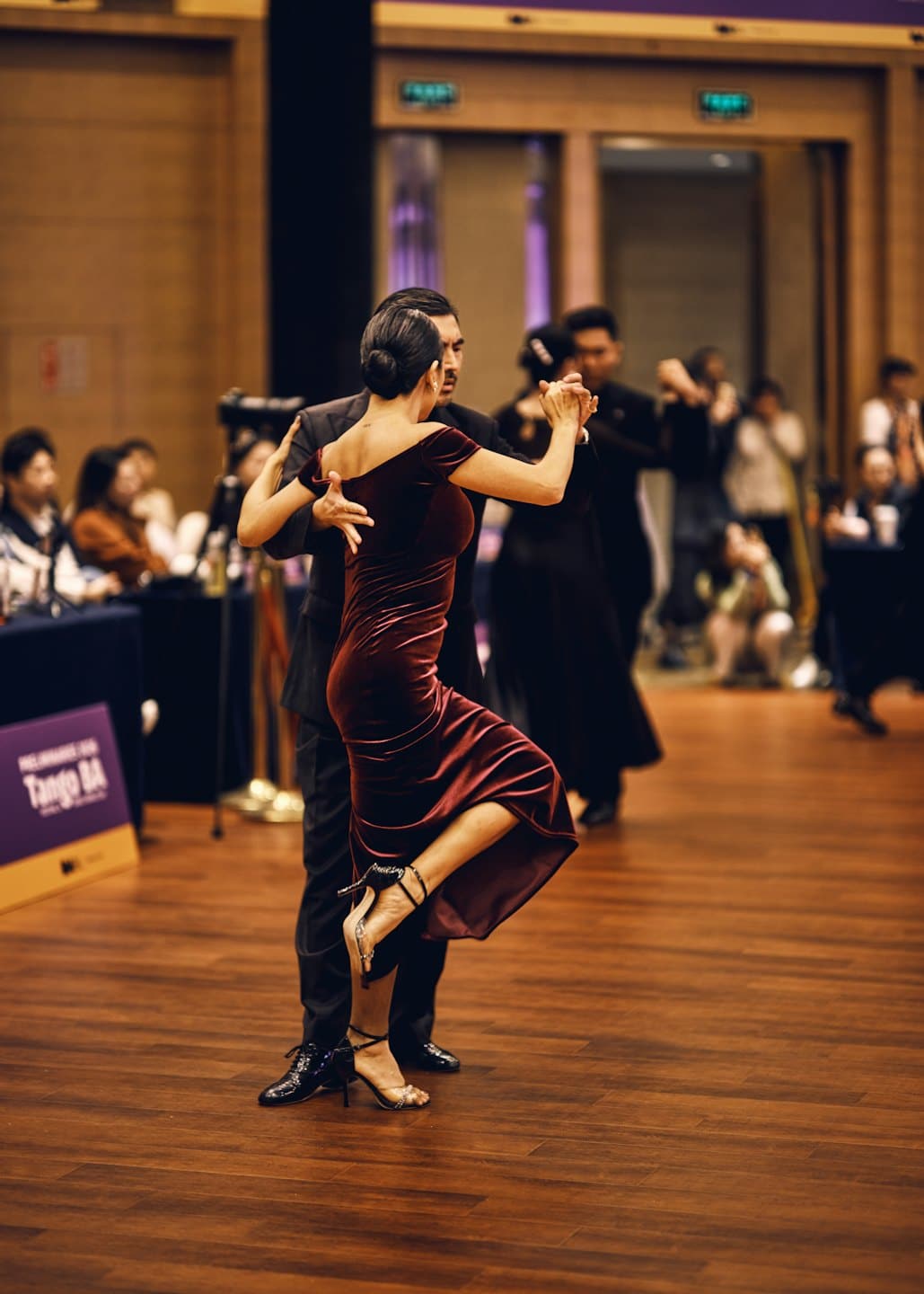 Una coppia esegue un tango in una sala da ballo.